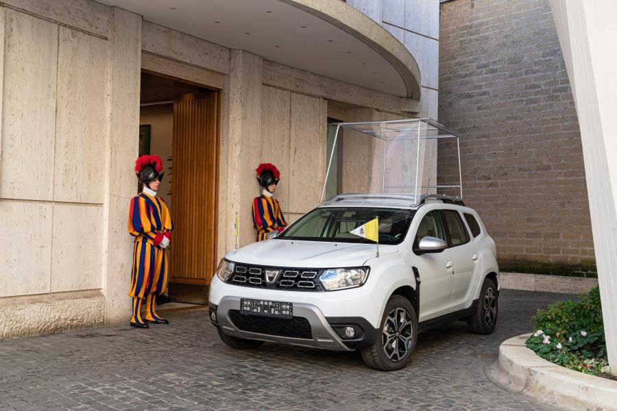  Dacia Duster Popemobile 2019 года  (фото 1 из 7)